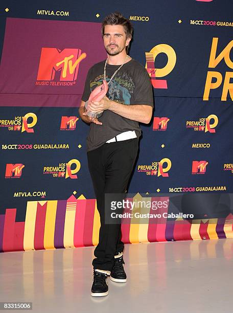 Singer Juanes poses with award in the press room during the 7th Annual "Los Premios MTV Latin America 2008" Awards held at the Auditorio Telmex on...