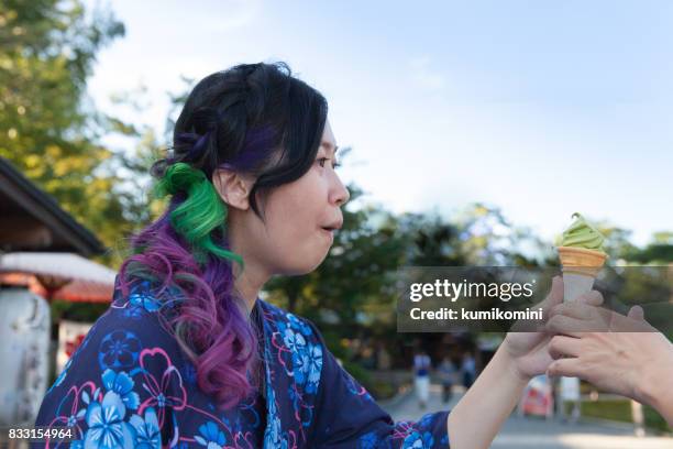 mooie aziatische vrouw in kimono - geisha eating stockfoto's en -beelden