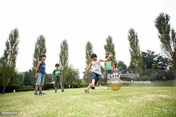 日本の子供サッカー - 子供のみ ストックフォトと画像