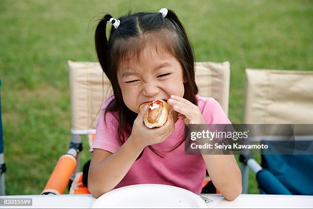 japanische mädchen isst einen hot dog - dog eating a girl out stock-fotos und bilder