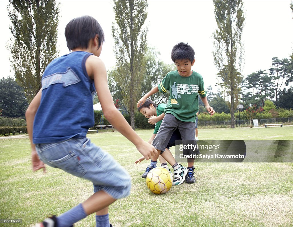 Japanische Kinder spielen Fußball