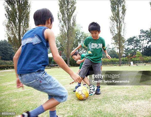 日本の子供サッカー - サッカー 日本人 ストックフォトと画像