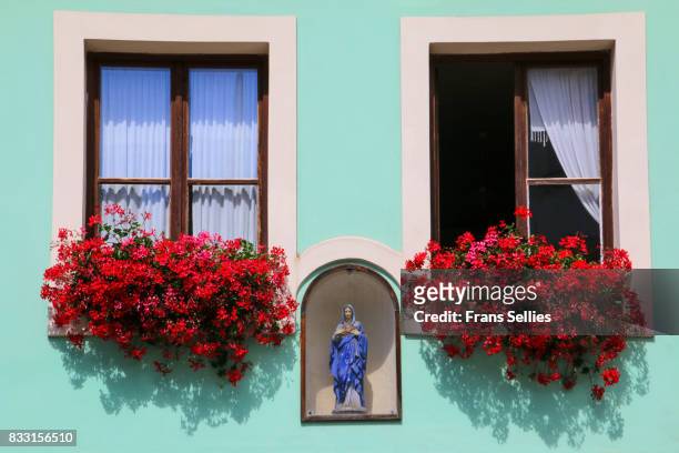 madonna on a house facade in bohemia, czech republic - loket stock-fotos und bilder