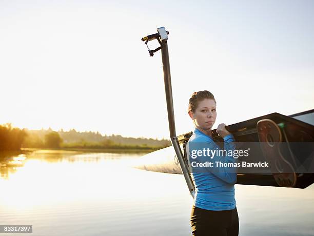 female rower holding single scull - single scull stockfoto's en -beelden