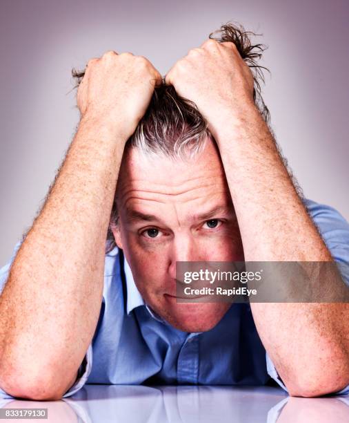 un homme irrité, frustré, déprimé, arracher ses cheveux - tearing your hair out photos et images de collection