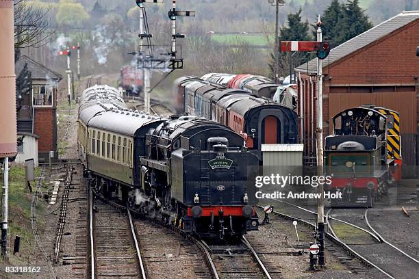 steam train leaving toddington station - toddington gloucestershire foto e immagini stock