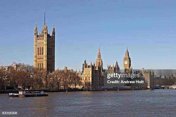 houses of parliament with the river thames - palace fotografías e imágenes de stock
