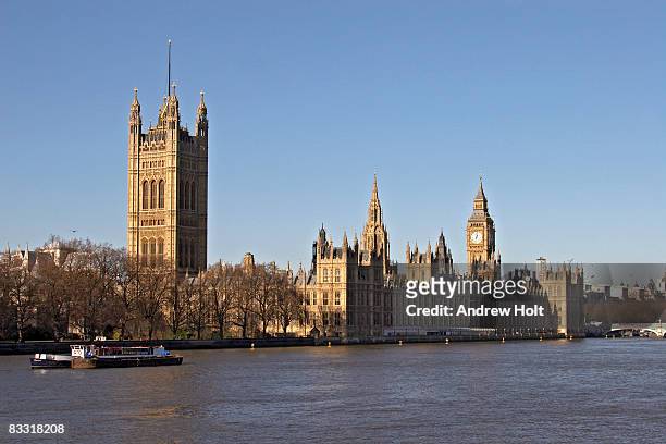 houses of parliament with the river thames - westminster stockfoto's en -beelden