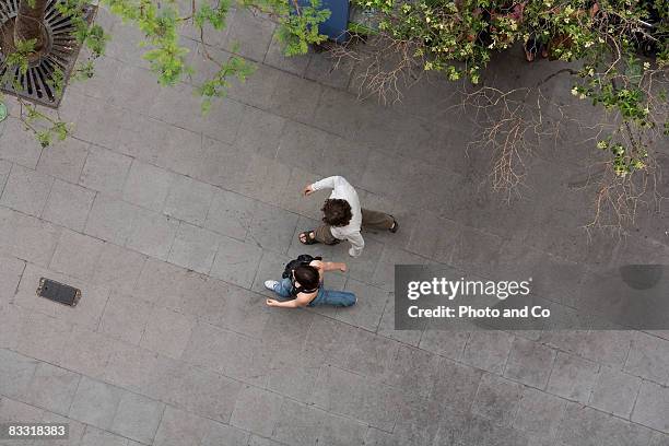 couple in the street - looking down imagens e fotografias de stock