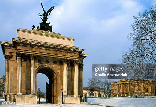 wellington arch, hyde park corner in snow - mayfair london stock pictures, royalty-free photos & images