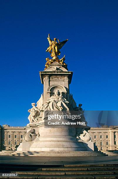 victoria memorial statue outside buckingham palace - buckingham palace outside stock pictures, royalty-free photos & images