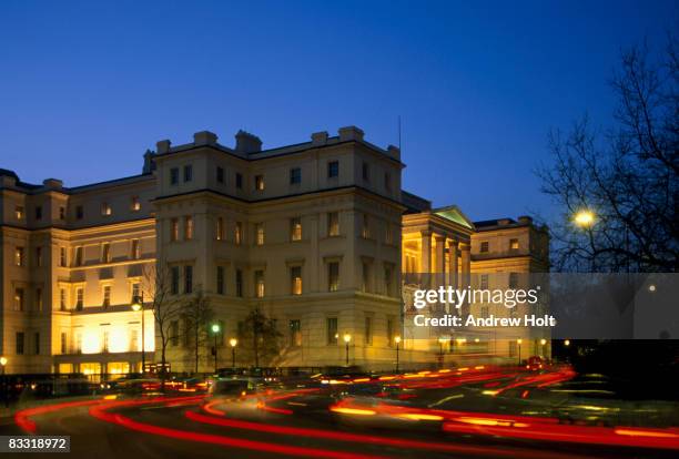 lanesborough hotel with light trails at night - hyde park corner stock pictures, royalty-free photos & images