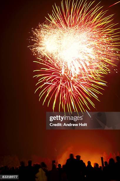 bonfire night and fireworks with people - guy fawkes day fotografías e imágenes de stock