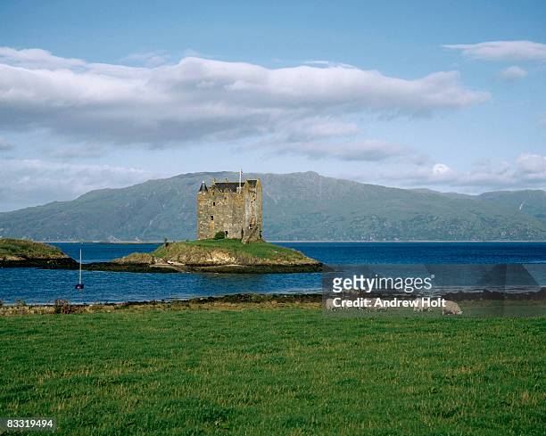 castle stalker on loch linnhe, scotland - loch linnhe scotland stock-fotos und bilder