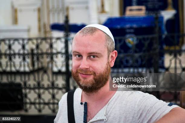 usar gorro interior sinagoga judía joven - jewish man fotografías e imágenes de stock