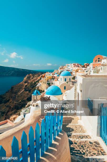 footpath in oia santorini greece - oia santorin stock-fotos und bilder