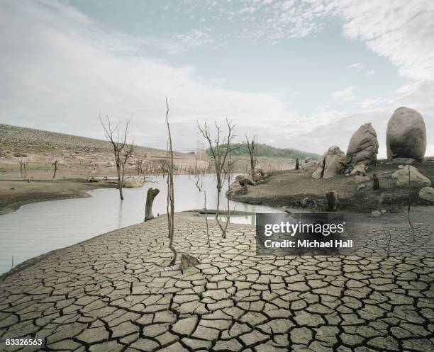 dried up dam - agostamiento fotografías e imágenes de stock