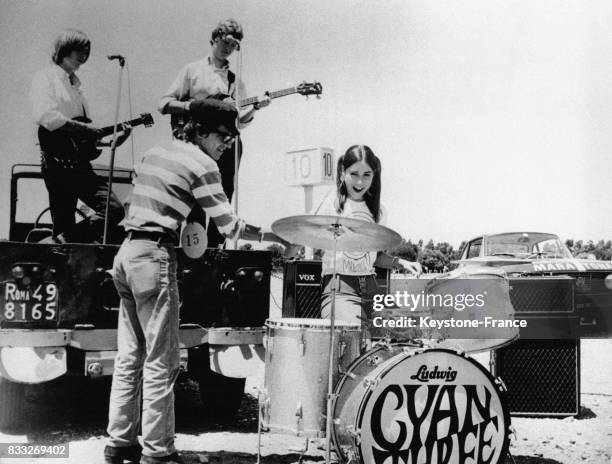 Actrice et chanteuse Romina Power jouant de la batterie dans un 'street concert' pour les besoins d'un film, à Rome, Italie, le 6 juillet 1966.