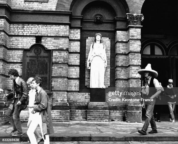 Groupe de jeunes hippies sortant au petit matin d'un 'love-in', scéance de méditation et de reflexion, circa 1960.