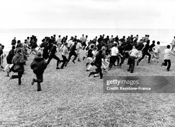 Course pendant un affrontement entre jeunes mods et rockers, deux mouvements de contre-culture rivaux, à Hastings, Royaume-Uni, le 3 août 1964.