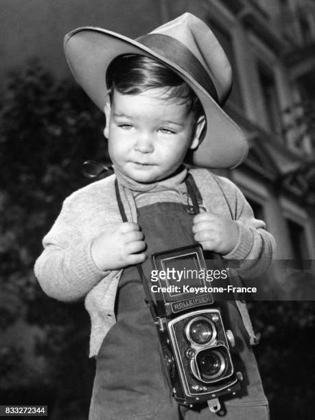 Enfant déguisé en photographe avec un Rolleiflex autour du cou.