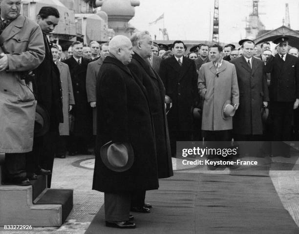 Le maréchal Boulganine et Nikita Khrouchtchev photographiés au pied de la passerelle du cuirassé soviétique à leur arrivée à Portsmouth, Royaume-Uni...