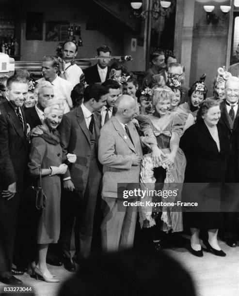 Après le tournage d'une scène du film 'French Cancan', de gauche à droite, Louis Jourdan, Nikita Khrouchtchev, Shirley MacLaine, Madame Khrouchtchev...