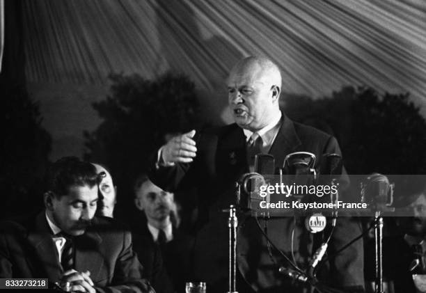 Khrouchtchev prononçant un discours lors de sa visite à l'usine de construction mécanique Ganz-Mavag à Budapest, Hongrie en 1960.