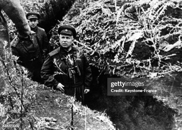 Khrouchtchev dans une tranchée sur le front d'Ukraine circa 1940.