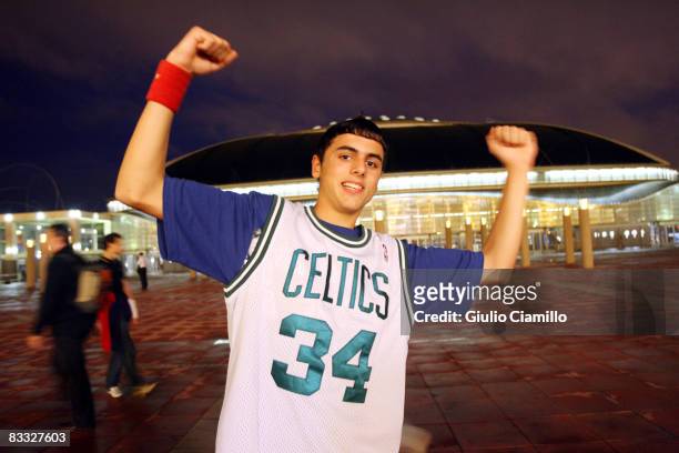 Fan poses before the Washington Wizards play against the New Orleans Hornets during the 2008 NBA Europe Live Tour on October 17, 2008 at the Palau...
