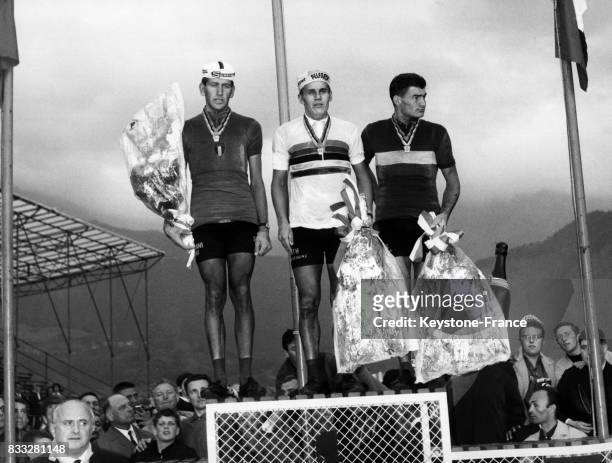 Sur le podium, au centre, le vainqueur Janssen, à gauche, l'italien Adorni et à droite, le Français Poulidor, à Sallanches, France le 6 septembre...