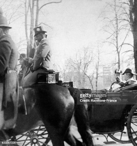 Le Prince Henri de Prusse et l'amiral Evans quittant la Maison-Blanche en calèche pour rejoindre l'ambassade d'Allemagne, à Washington DC, Etats-Unis...