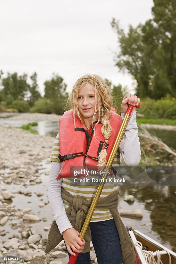 Tween fille portant la vie preserver et rame