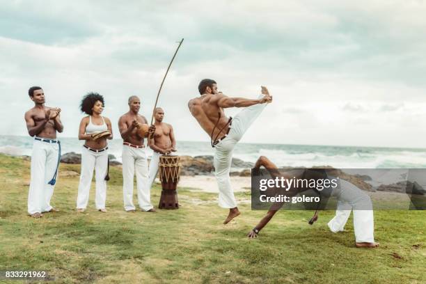 capoeira am strand von salvador da bahia brasilien - salvador bahia stock-fotos und bilder