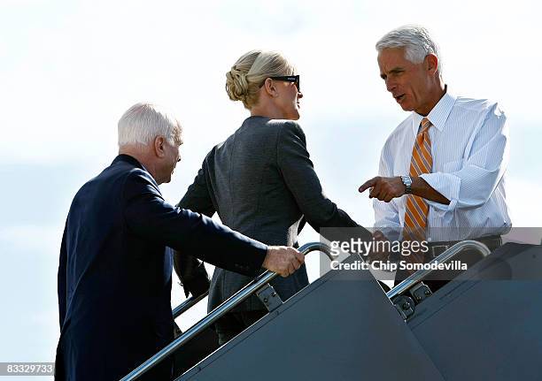 Florida Governor Charlie Crist welcomes Republican presidential nominee Sen. John McCain and his wife Cindy McCain as they board the Straight Talk...