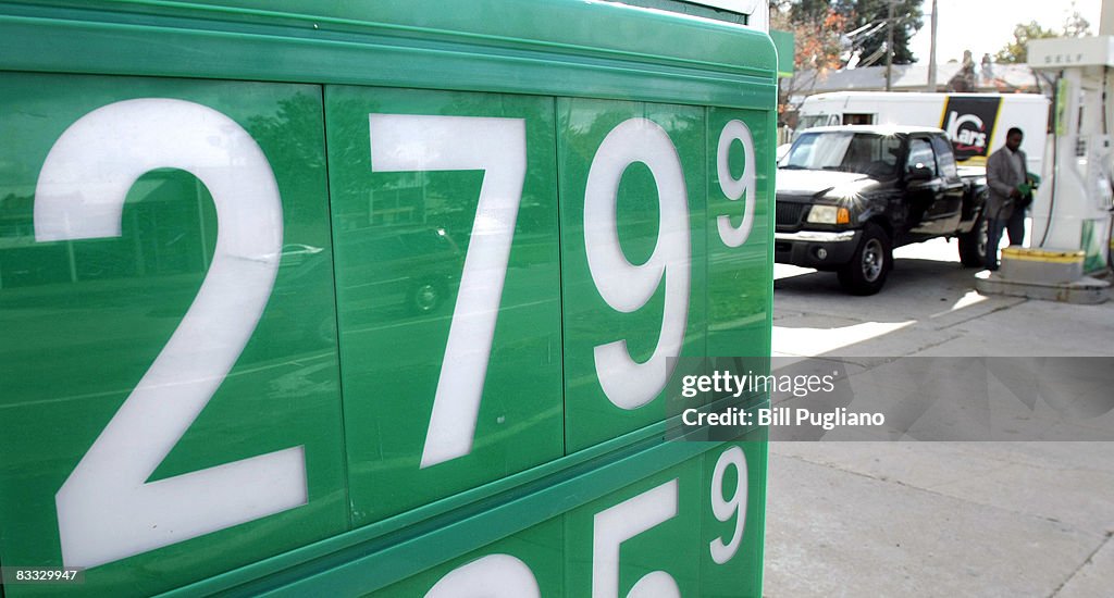 Gas Prices Fall After Oil Tumbles