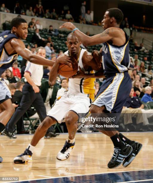 Ford of the Indiana Pacers drives against Mike Conley and Rudy Gay of the Memphis Grizzlies at Conseco Fieldhouse on October 17, 2008 in...