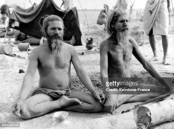 Deux Hindous, dans une posture de yoga, font de la méditation, à Haridwar, Inde en 1957.