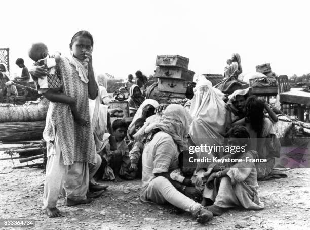 Famille réfugiée dans un camp après la partition de l'Inde et du Pakistan, en 1947 au Pakistan.