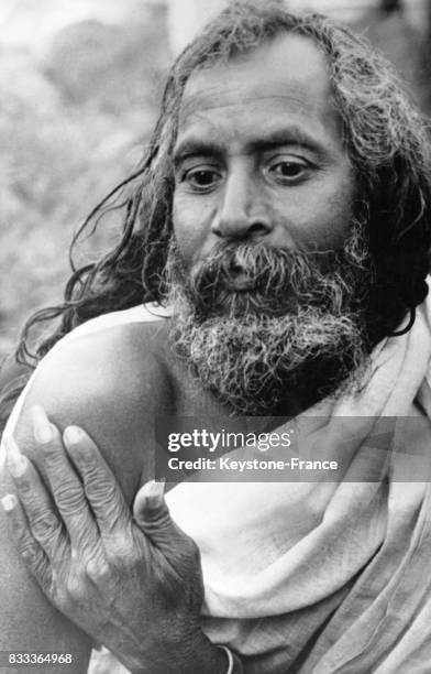 Portrait d'un yogi,les ongles longs, en Inde.