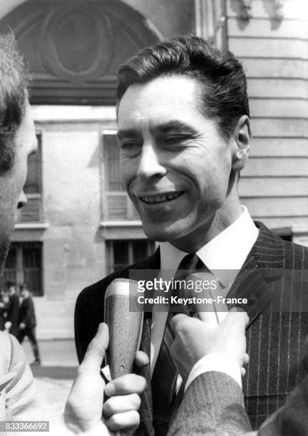 Yves Guéna, nouveau ministre de l'Information, répondant aux questions d'un journaliste à sa sortie de Matignon à Paris, France le 31 mai 1968.