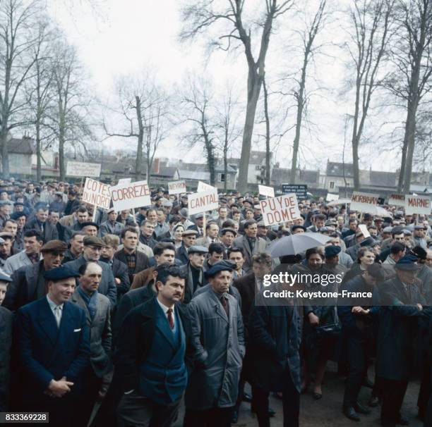Manifestation d'agriculteurs à Alençon, en marge du procès opposant Jean Gabin aux paysans de l'Orne, en avril 1964, France.