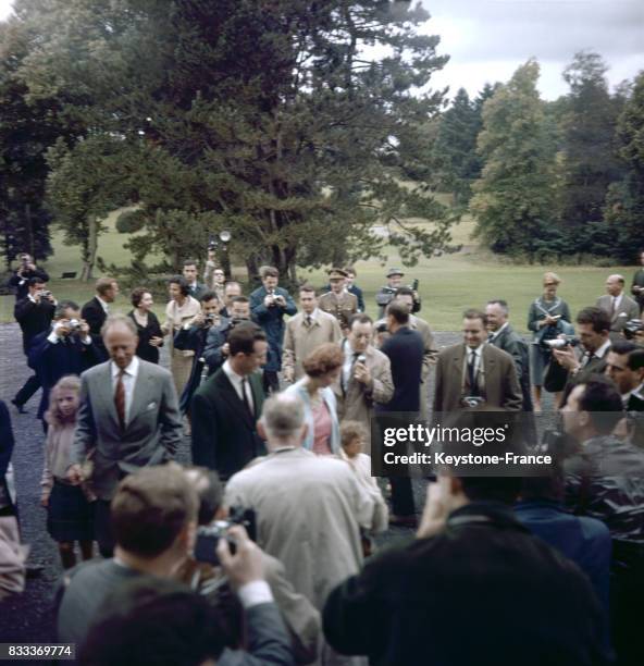 Le roi Baudouin de Belgique présentant sa fiancée, Fabiola de Mora y Aragon, à la presse, le 18 septembre 1960, dans le parc du château de Ciergnon,...