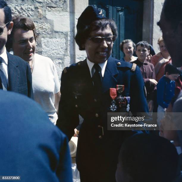 Joséphine Baker recevant la légion d'honneur au château des Milandes, le 19 août 1961, à Castelnaud-la-Chapelle en Dordogne, France.