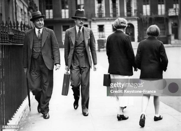 Anthony Eden, porte-document en main, sur le chemin du ministère des Affaires étrangères à Londres, Royaume-Uni le 19 août 1936.
