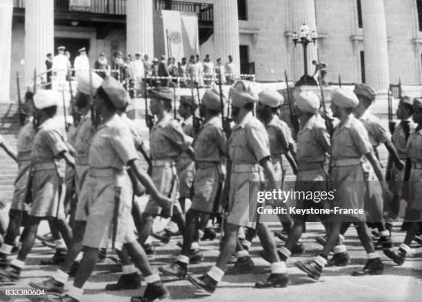 Sur l'initiative de Monsieur Shandra Bose, leader du mouvement de l'indépendance des Indes, une nouvelle armée vient d'être créée et défile devant...