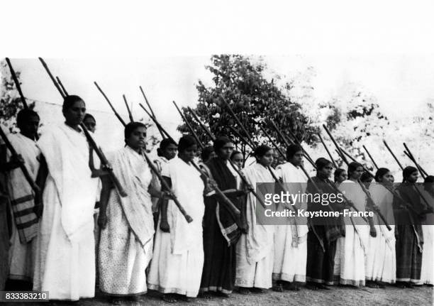 Des femmes volontaires recrutées pour effectuer la sécurité lors du prochain Congrès apprennent la manipulation du lathi, à Haripur, Inde en 1938.