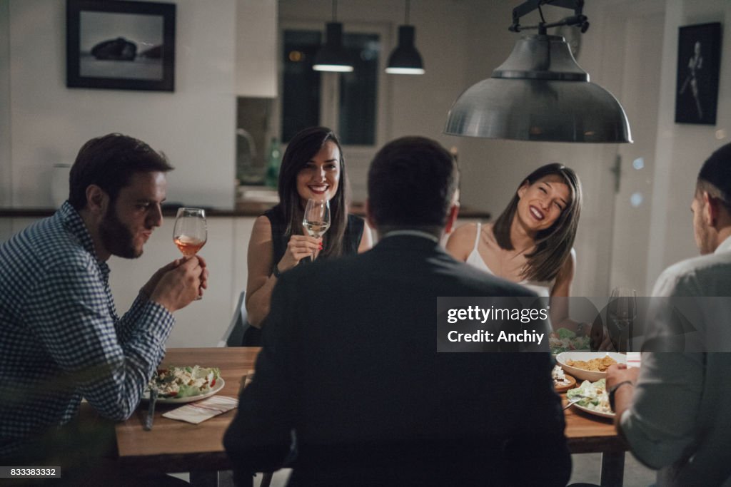 Glückliche Gruppe von Menschen erheben ihre Gläser für einen toast