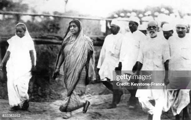 La poète Sarojini Naidu à la tête d'un groupe de volontaire indiens allant dans une mine de sel, à l'extrème -droite on voit la femme de Gandhi,...