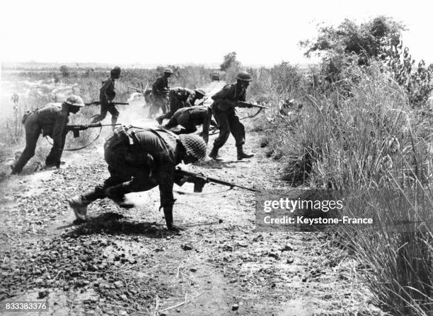 Des soldats indiens à l'assaut d'un poste pakistanais à la frontière, en septembre 1965.